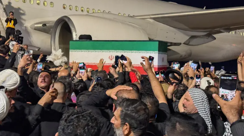 جثمان خامنئي يصل إلى العراق