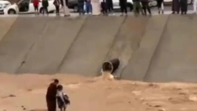 بالفيديو ..  مشهد يحبس الأنفاس لإنقاذ طفل من سيل في السعودية
