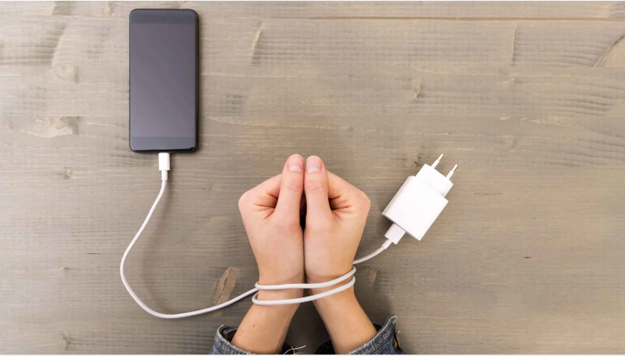 قبل سن 11 عاماً ..  3 أسباب رئيسية لحجب الهواتف الذكية عن الأطفال