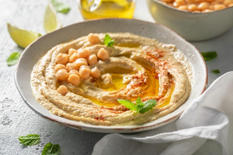 حمص بالزبادي والثوم