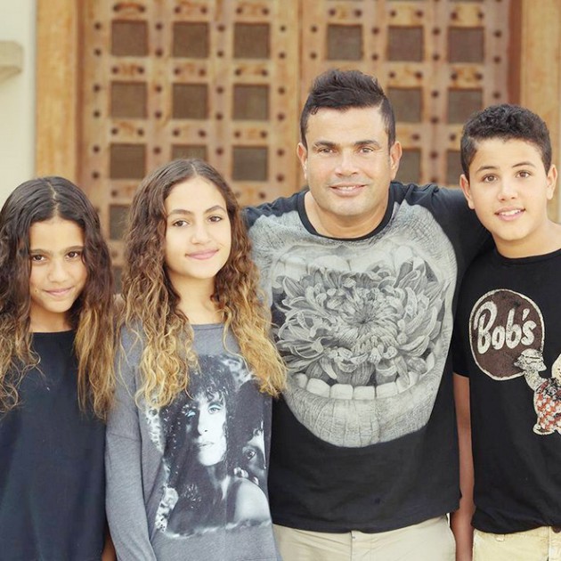 بالفيديو والصور  ..  عمرو دياب يعيد غناء "قمرين" بحضور ابنيه عبد الله وكنزي
