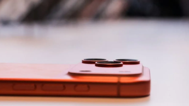 هاتف ذكي ينجو بعد بقائه 3 أيام عالقًا في الوحل إثر إعصار مدمر