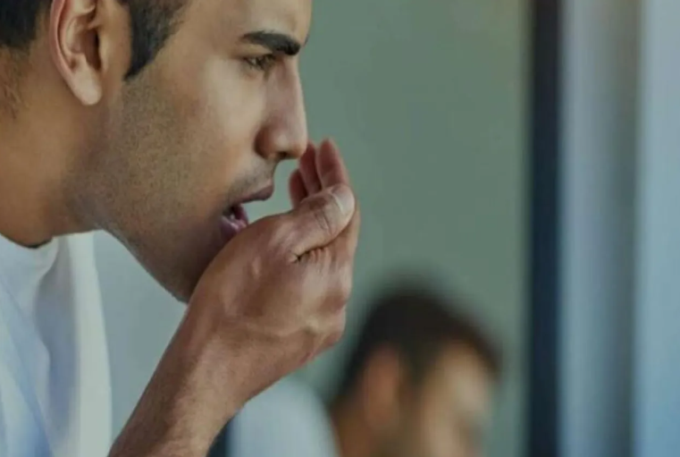 الأطباء يحسمون الجدل حول التجشؤ المتكرر والإصابة بالسرطان