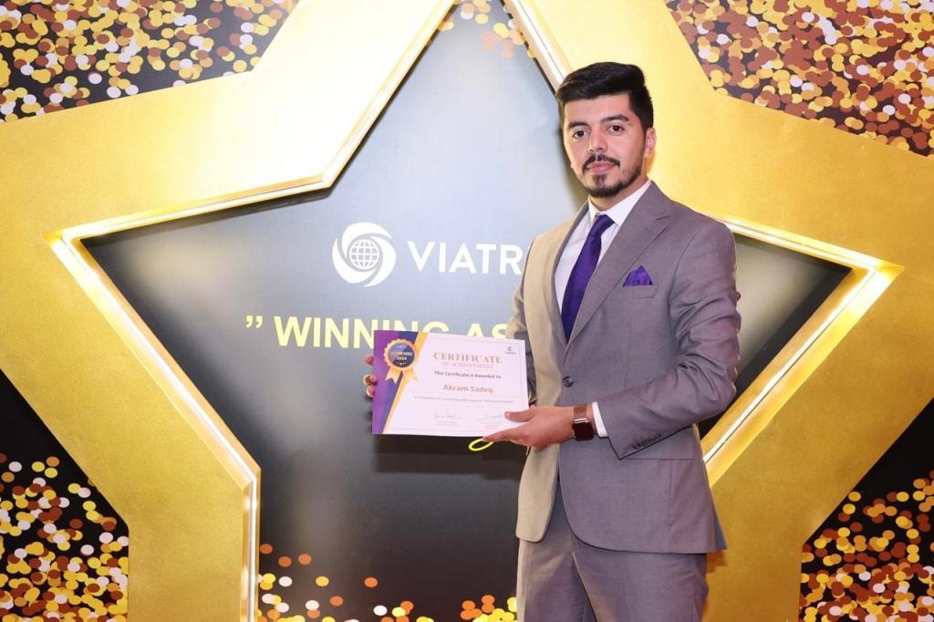 خريج صيدلة عمان الأهلية يحرز لقب أفضل إنجاز لعام 2024 في Viatris  العالمية