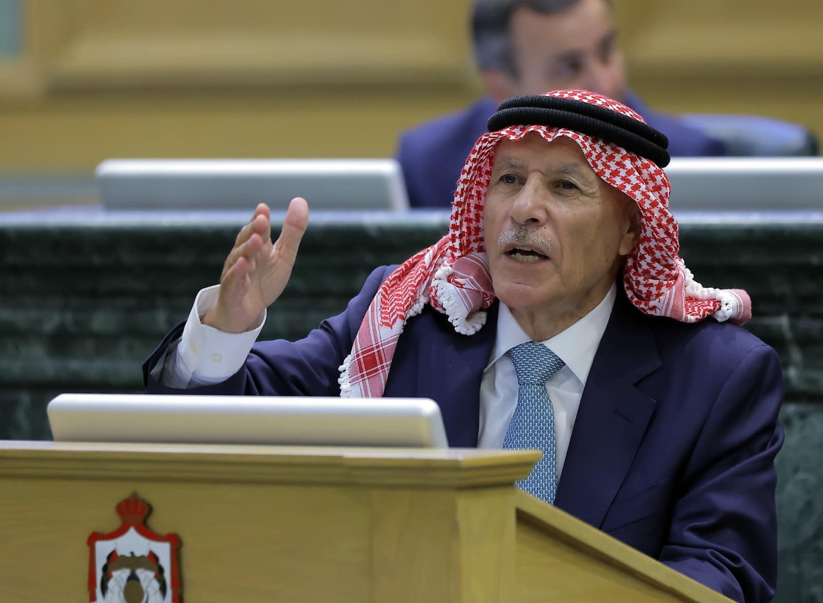 النائب العرموطي يطالب بتوجيه إنذار للحكومة ورئيسها