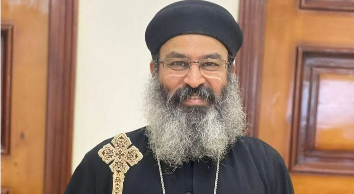 "أغمي عليه فسقط من الشرفة" ..  تفاصيل وفاة كاهن مصري