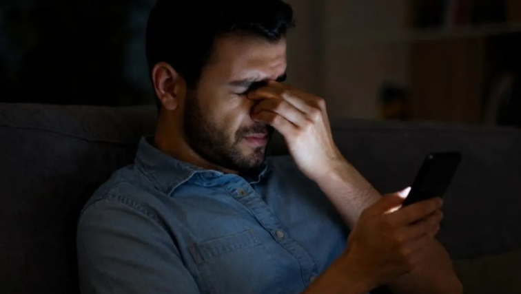 هل يسبب استخدام الهاتف الذكي العمى؟ إليك ما يقوله العلم