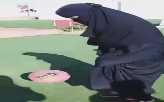 بالفيديو .. فتاة سعودية تلعب كرة القدم بمهارة عالية 