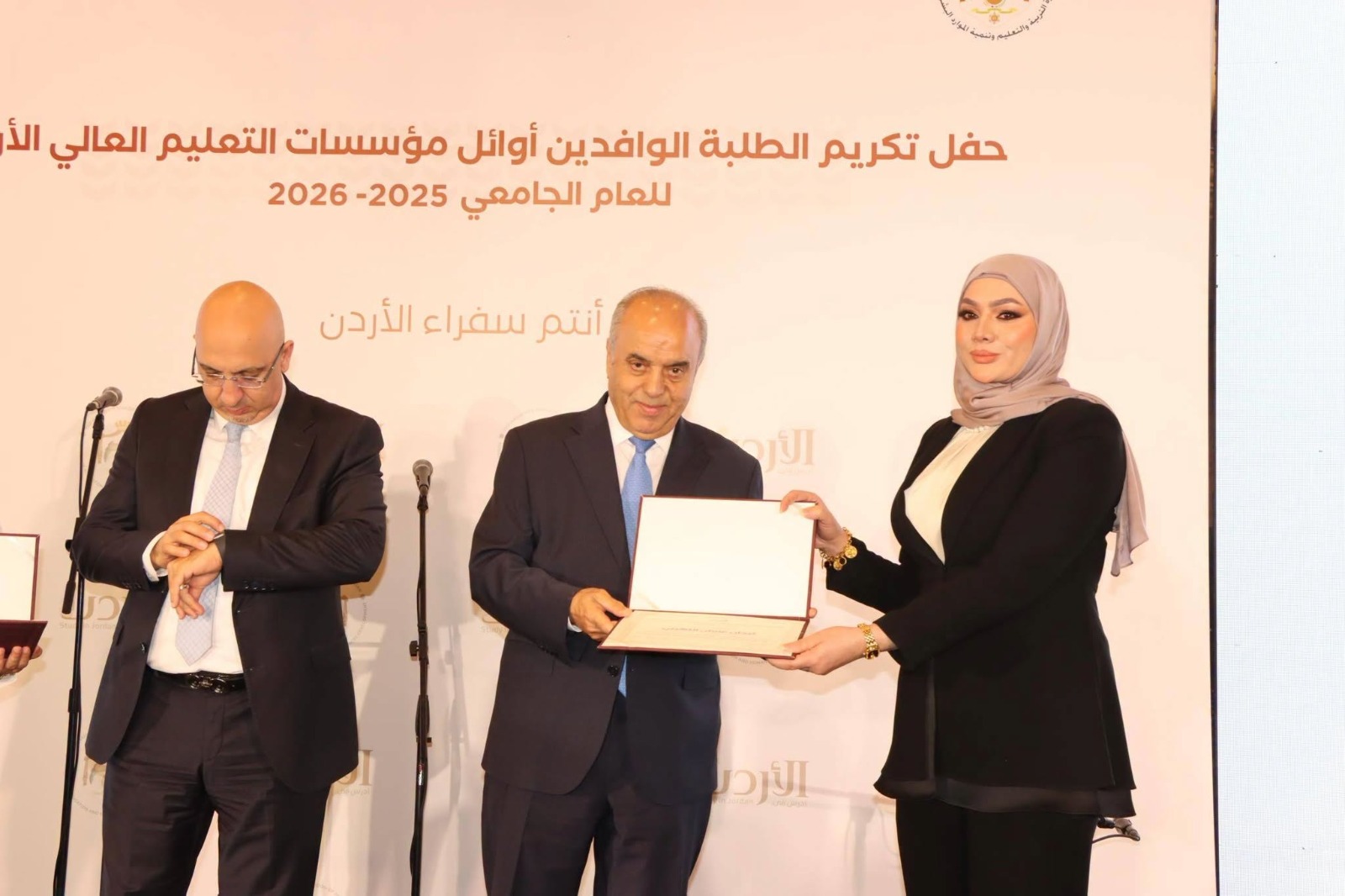 محافظة يكرم طالبة "الشرق الأوسط" تيجان اللهيبي خلال احتفال الطلبة الوافدين "أنتم سفراء الأردن"