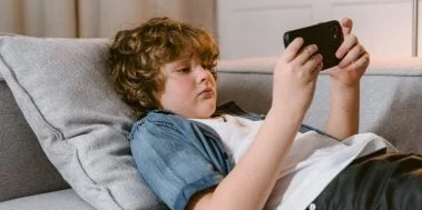 بعد حظرها في 5 دول ..  5 مخاطر يواجهها الأطفال بسبب ربلوكس