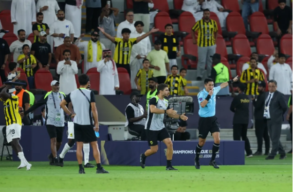 أُبعد من نهائي القارة ..  الحكم الصيني يغادر جدة