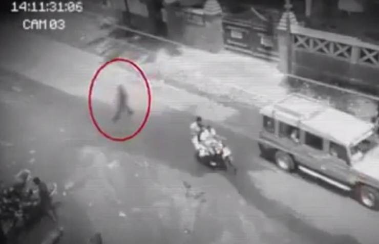 بالفيديو : رعب يدبّ في قلوب السكان بعد مشاهدتهم شبحاً يسير في الشارع !