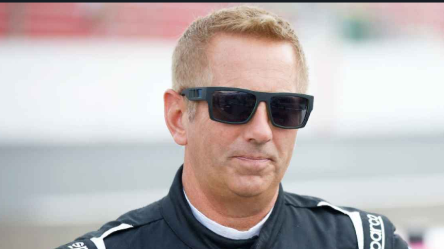 مصرع سائق سباقات مشهور وعائلته بعد تحطم طائرة