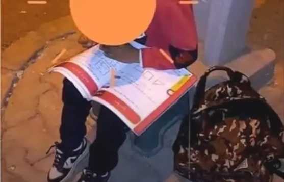 صورة تعصر قلوب التونسيين ..  طفل يدرس تحت أضواء الشارع - فيديو 