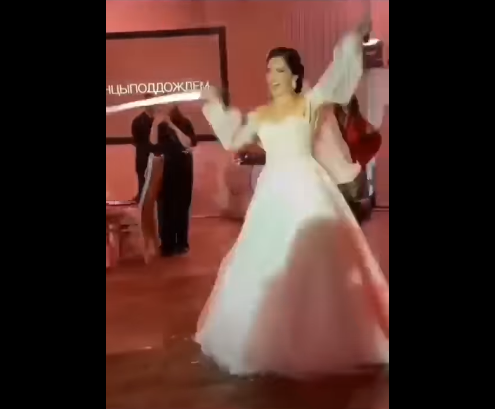 بالفيديو  ..  شاهد عروس ترقص بـ"سيفين" في حفل زفافها 
