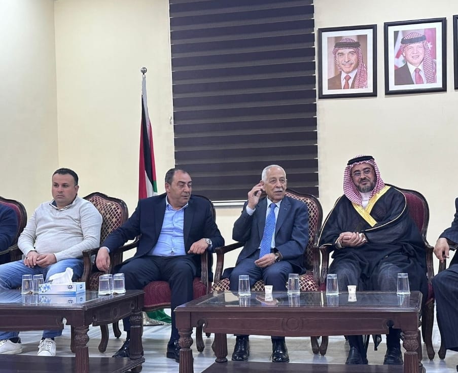 مندوبا عن الملك وولي العهد .. العيسوي يعزي عشيرة النسور
