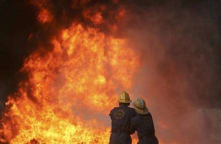 السعودية: تفحم شخصين في حريق ناقلة محملة بمواد كيميائية على طريق الدمام