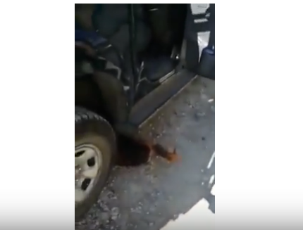 بالفيديو :مواطن يلقي بنفسه تحت عجلات" مركبة " احتجاجا على انقطاع التيار الكهربائي عن منزله