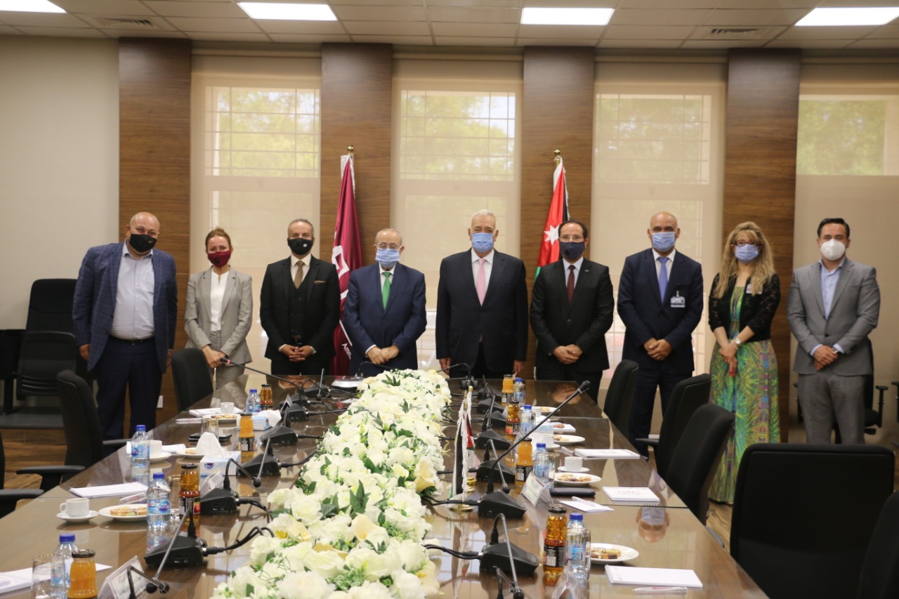 الشرق الأوسط" وبنك  يوقعان مذكرة تعاون لتنفيذ برامج صحية 