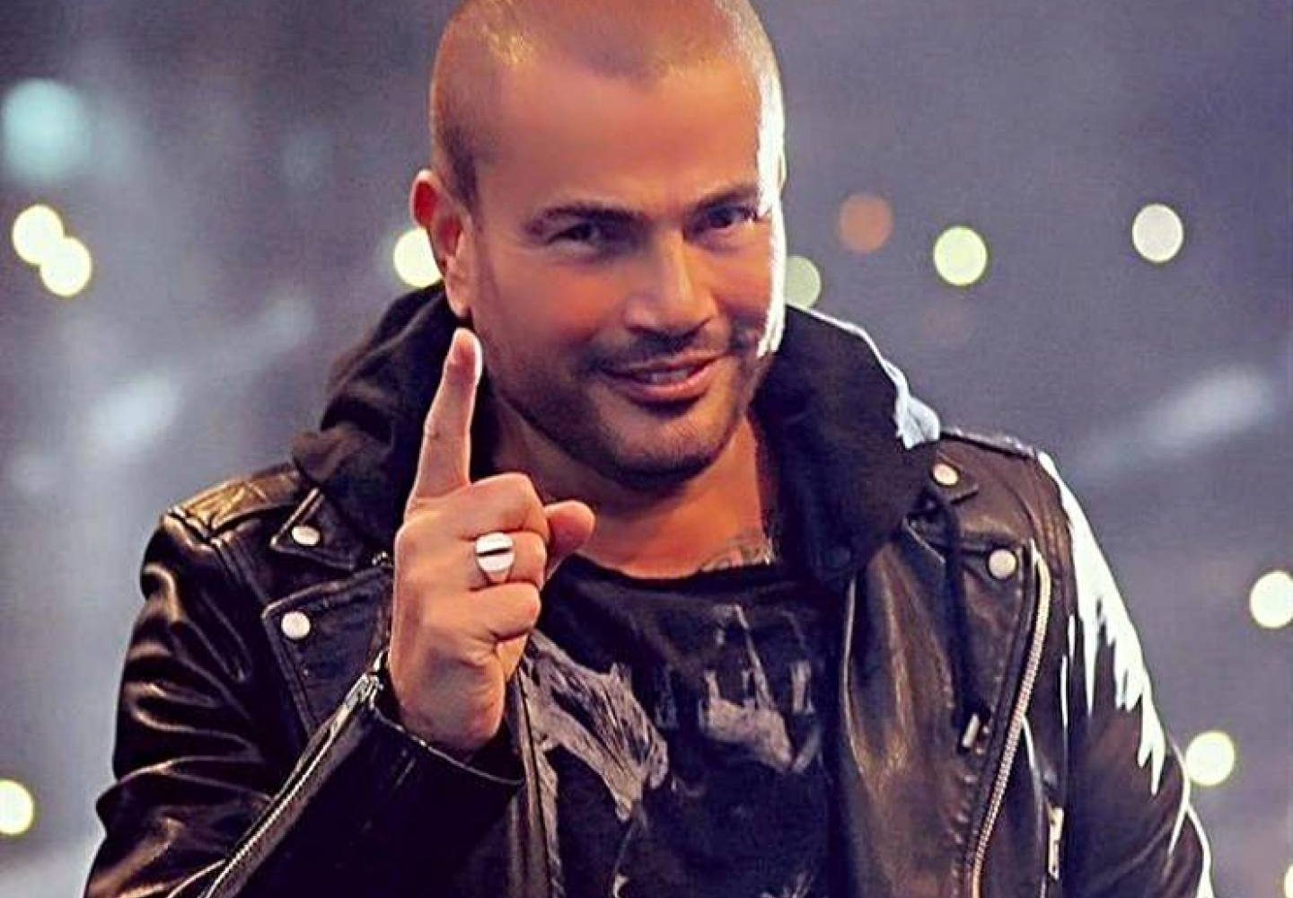صاحبة السيلفي مع عمرو دياب التي أشعلت السوشيال ميديا تكشف حقيقة علاقتهما  ..  صورة 