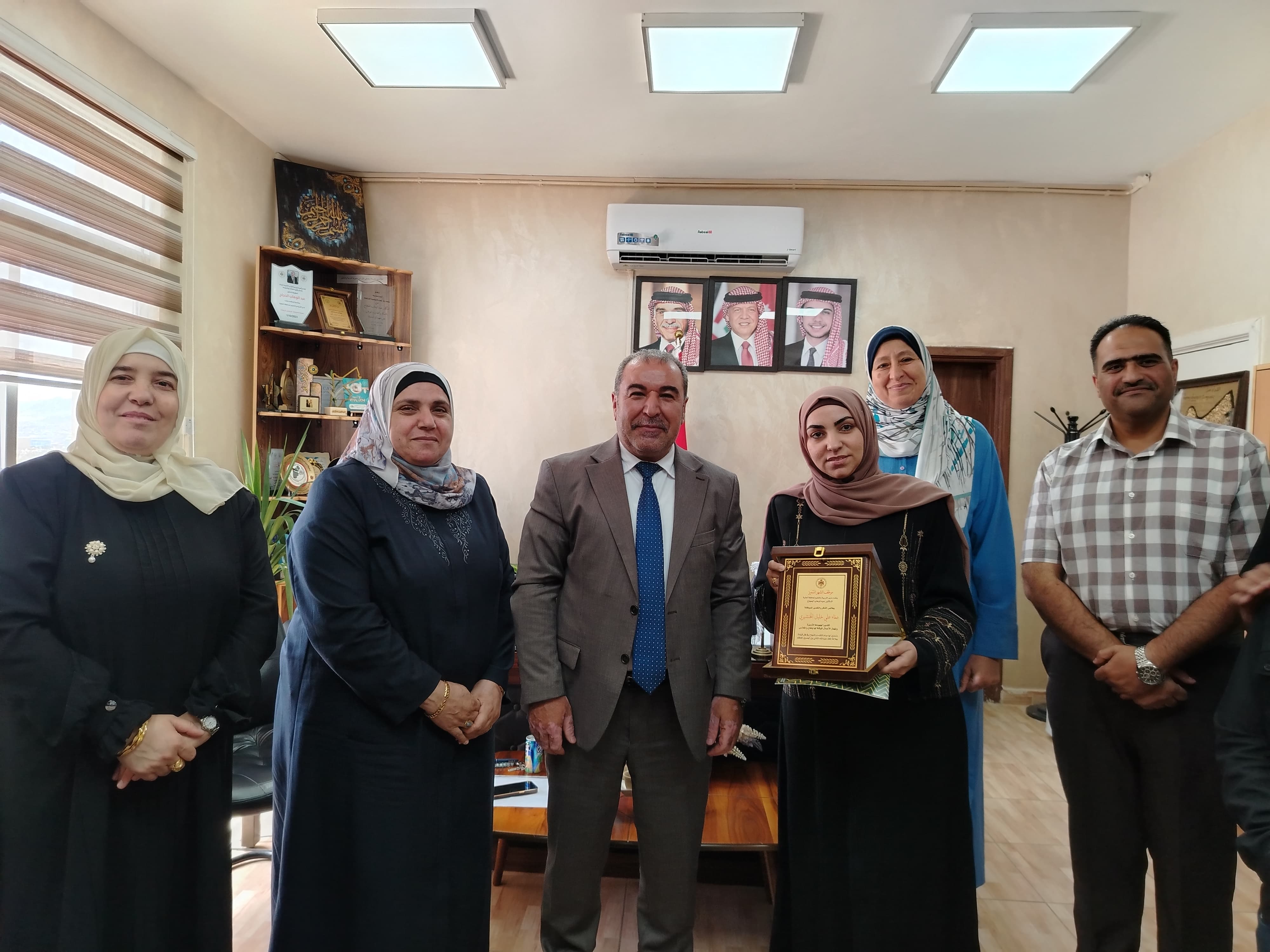 مدير تربية العقبة يكرم الموظف المثالي