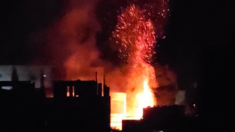 8 شهداء في استهداف مركبة وسط قطاع غزة