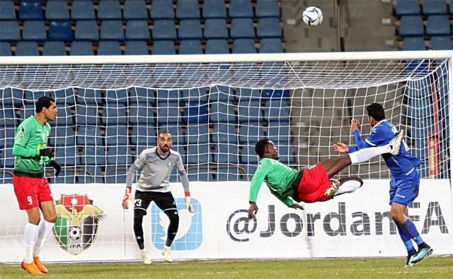  الوحدات يتغلب على السلط بثلاثية نظيفة