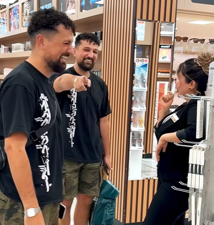 توأم الشَّشترية يشعلان مواقع التواصل في العراق بـ"مقلب الشخص الواحد" (فيديو)