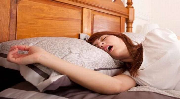 وداعاً للشخير ..  5 طرق علمية لإيقافه أغربها "نفخ صدفة المحارة"