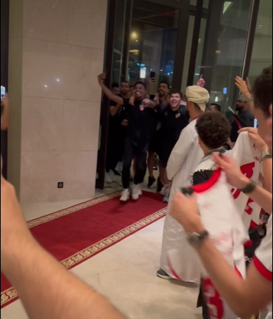 بالفيديو ..  النشامى وصولوا الفندق مرفوعين الراس