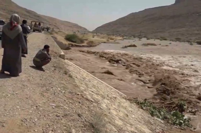 بالفيديو  ..  انهيار سد في اليمن والسلطات تطلب إخلاء المنازل 