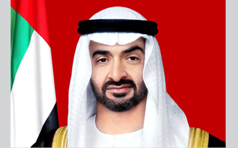 محمد بن زايد يمنح وسامي زايد الثاني لقائد الخيالة العمانية ولمساعد رئيس المراسم السلطانية للموسيقى