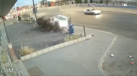 مشهد مروع ..  سيارة تدهس شخصاً بالقرب من محطة طارق في طبربور 