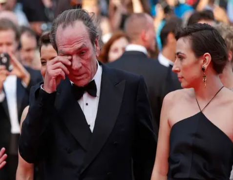 ابنة ممثل شهير جثة هامدة في فندق ..  ليلة رأس السنة