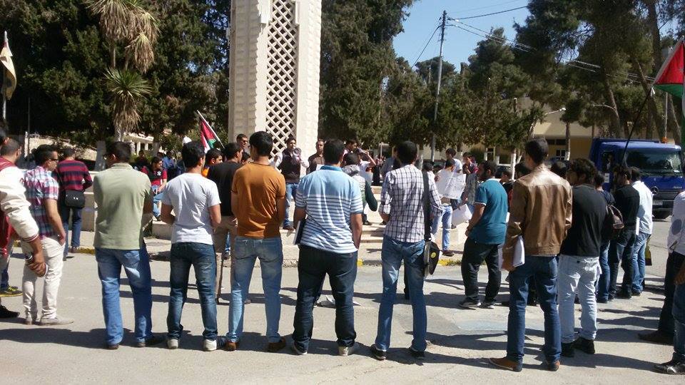 طلبة "الاردنية" يعتصمون احتجاجا على رفع الرسوم  ..  والطراونة يرد  : لن نتراجع عن قرار الرفع