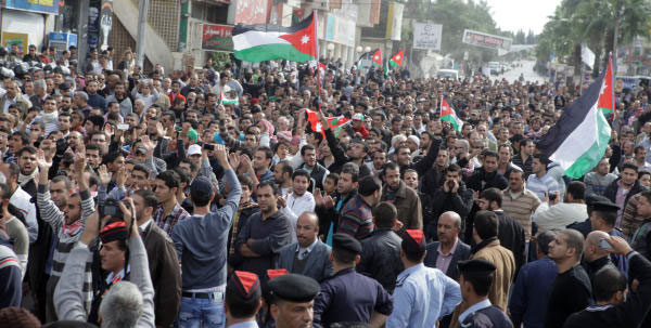 إربد ..  إصرار 15 من أمام مسجد الهاشمي رفضاً لـ"كيري"