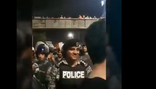 بالفيديو  .. مقطع مؤثر لدركي داهمته الدموع خلال اعتصامات الدوار الرابع 