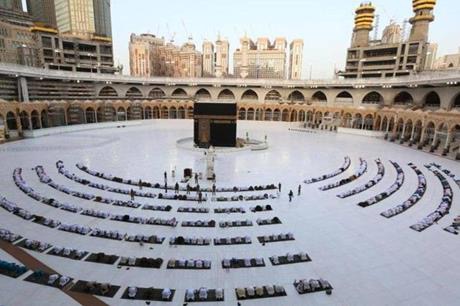 السعودية تعلن عن تسهيلات لدخول الحرم المكي غدا الجمعة