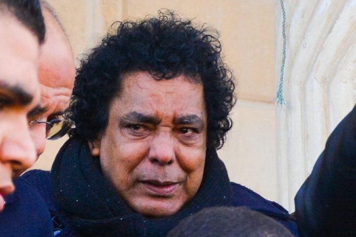 انهيار وبكاء محمد منير في جنازة مدير أعماله محمود أبو اليزيد 