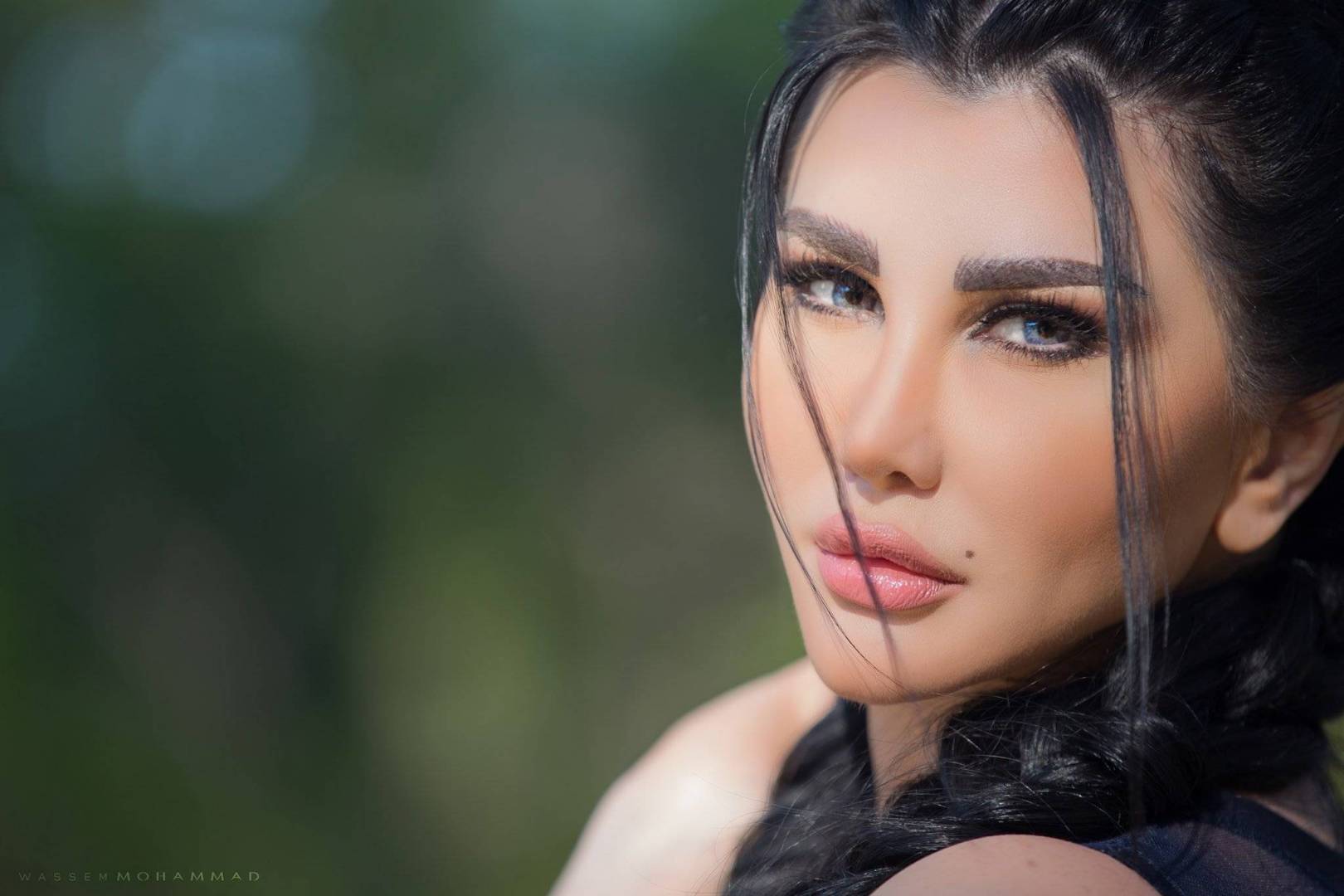 ضرب مبرح وشدّ للشعر ..  هذا ما تعرضت له جيني اسبر من ضرّتها 
