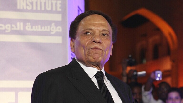 فيديو نادر ..  عادل إمام يقتحم زفاف أحمد حلمي ويبعده ليرقص مع منى زكي