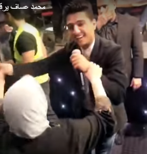 بالفيديو  .. محمد عساف يرقص مع جدته في حفل له بالزرقاء