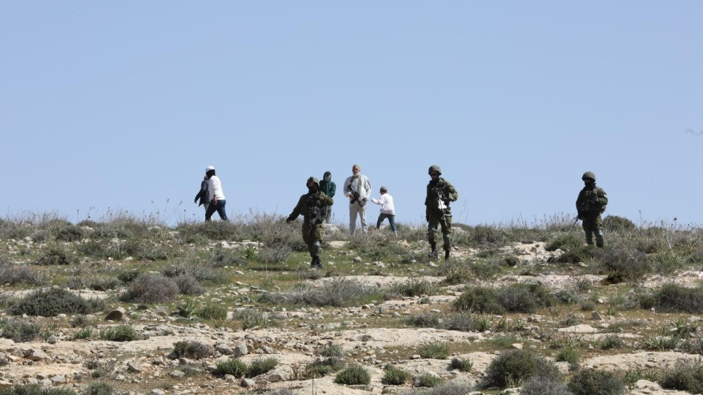 مستوطنون يعتدون على فلسطيني قرب نبع العوجا