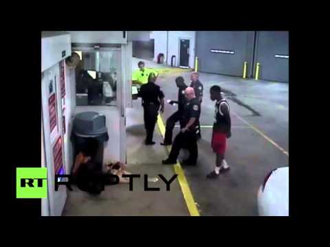 شرطي أمريكي يعتدي بوحشية على امرأة مكبلة اليدين