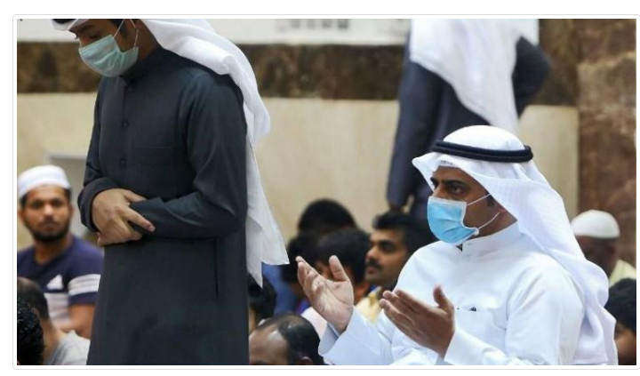 داعية سعودي يبين حكم ارتداء الكمامة أثناء الصلاة