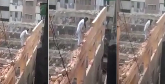بالفيديو ..  باكستاني يهدم جدار مبنى مرتفع وهو واقف عليه