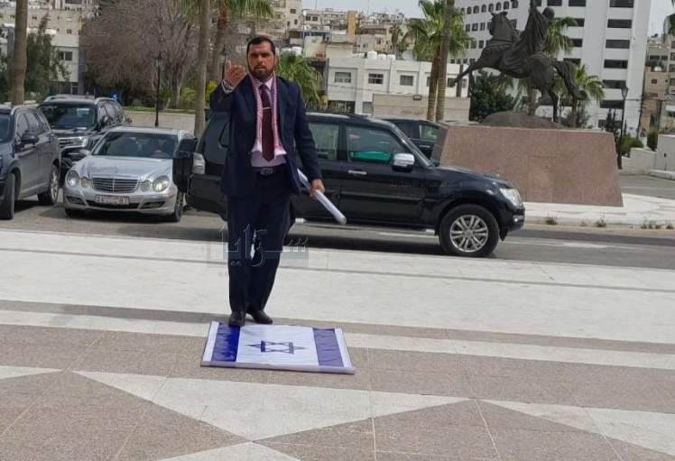 بالفيديو والصور ..  النائب اسماعيل المشاقبة يدوس علم الكيان الصهيوني ويضع خارطة الاردن وفلسطين تحت القبة