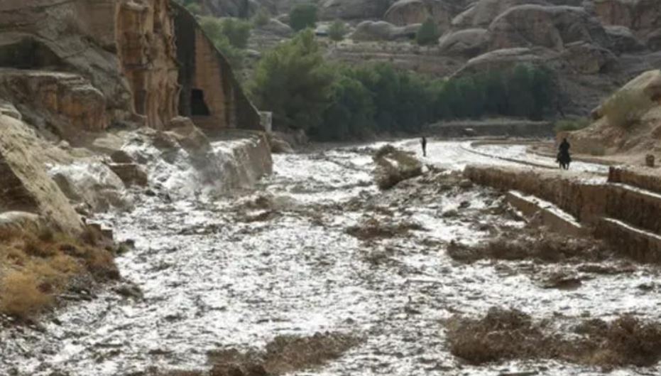 الأمن العام يحذر الأردنيين من تقلبات الطقس: لا تغامروا بعبور السيول