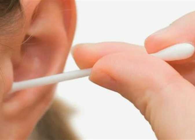 بالفيديو :استشاري أنف وأذن يحذر من استخدام «أعواد القطن