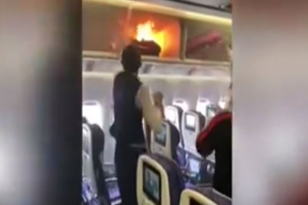 بالفيديو ..  أغرب طريقة لإخماد حريق نفذها ركاب طائرة صينية
